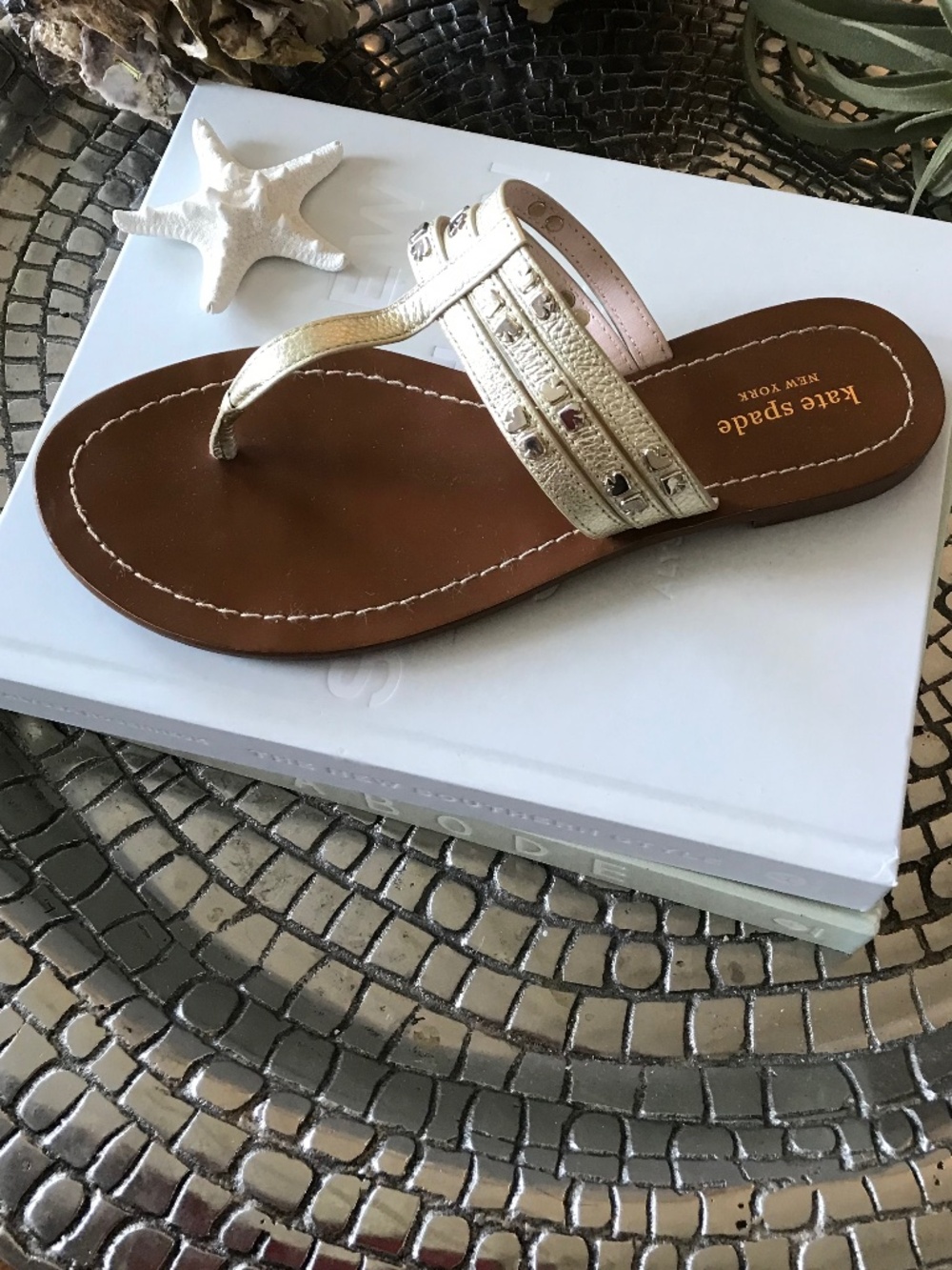 KATE SPADE PATENT LEATHER GOLD SANDAL